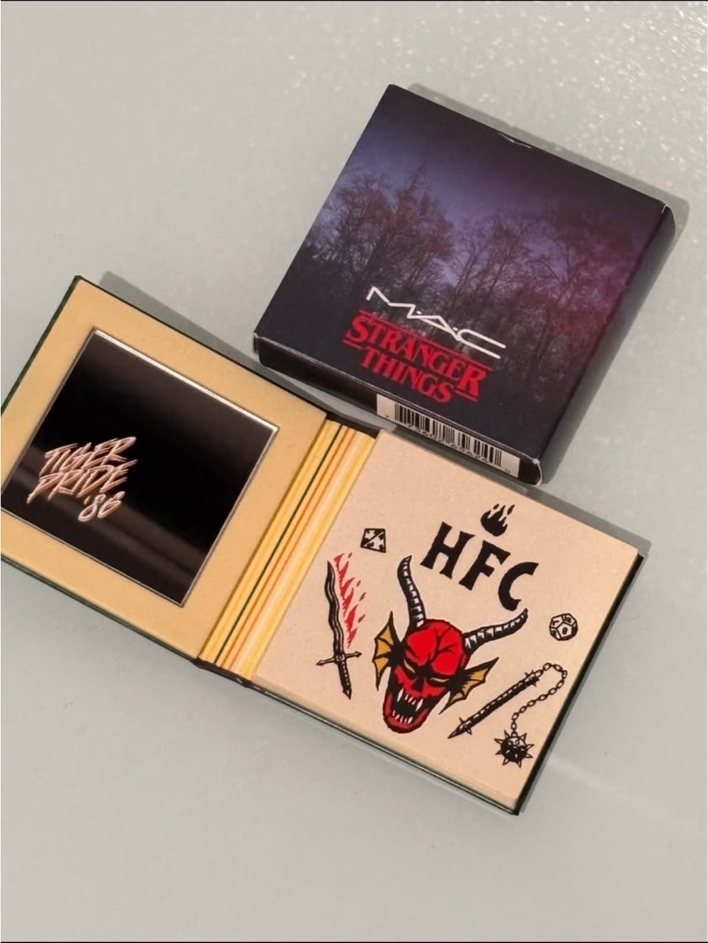 MAC x Stranger Things Blush “Friends Don’t Lie” Limited Edition - Picture 2 of 3